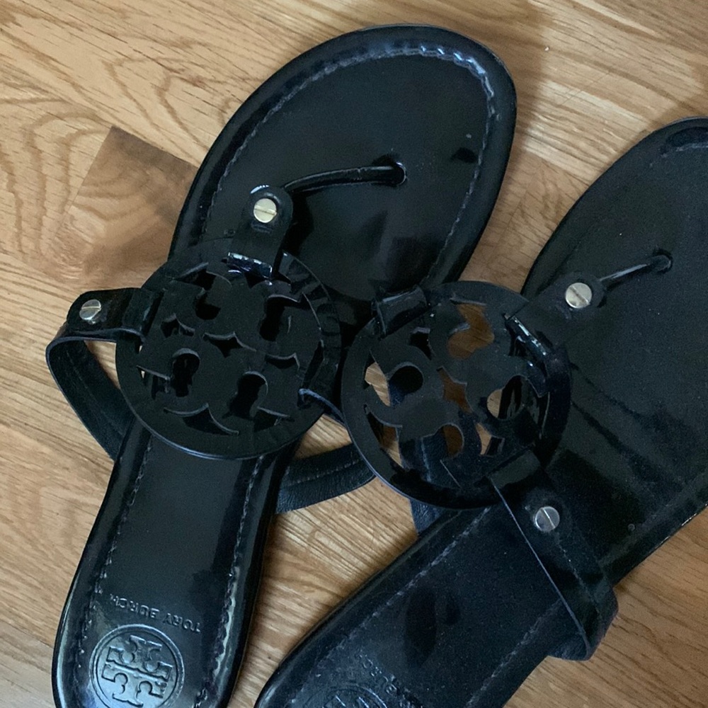 Tory Burch Womens Miller Patent Thong Sandal